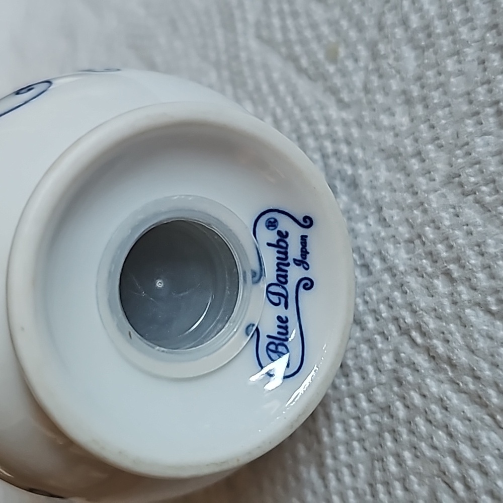 Salt shaker. Blue Danube( Blue Onion)